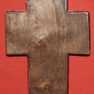 Старинный православный напрестольный крест ручной работы, украшенный изысканной резьбой.