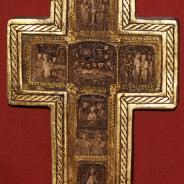 Старый православный напрестольный крест ручной работы, украшенный изысканной резьбой. Южная Европа (Сербия или Болгария).
