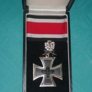 Рыцарский крест с дубовыми листьями и мечами в бриллиантах. Образца 1957 года.