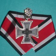 Рыцарский крест с дубовыми листьями и мечами в бриллиантах. Образца 1957 года.