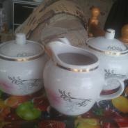 Фарфоровый чайный набор: Сахарница, Заварник, Молочник. 