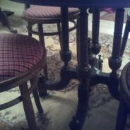 старинный столик и 4 стула и кресло братьев тонет